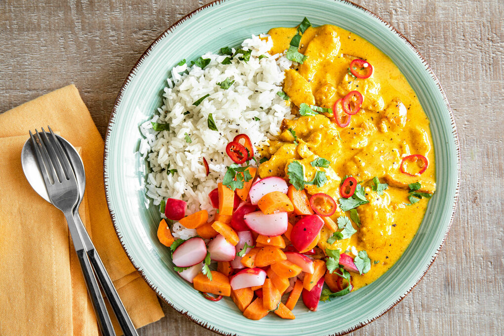 Veganes Hähnchencurry indische Art mit Reis und eingelegtem Gemüse