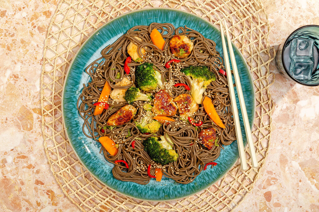 Honig-Sesam-Hähnchen mit würzigen Sobanudeln und Brokkoli