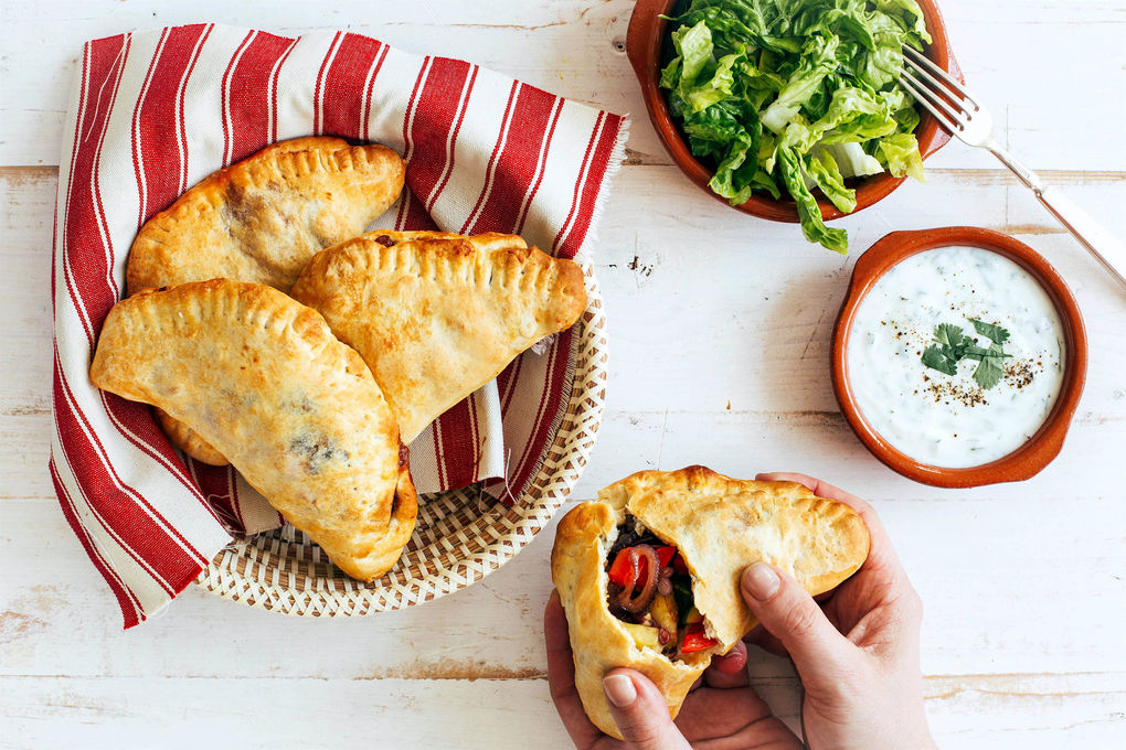 Argentinische Gemüse-Empanadas mit karamellisierten Zwiebeln und Dip