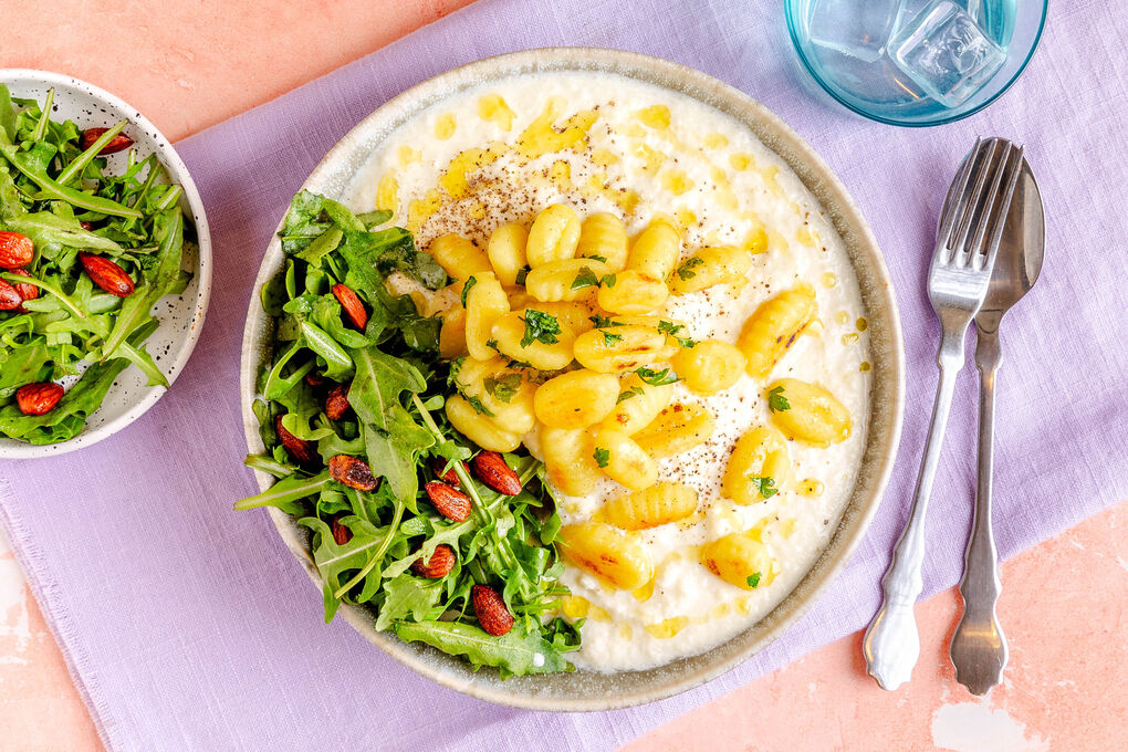 Cremige Ziegenkäse-Blumenkohlsuppe mit getrüffelten Gnocchi und Rauchmandeln