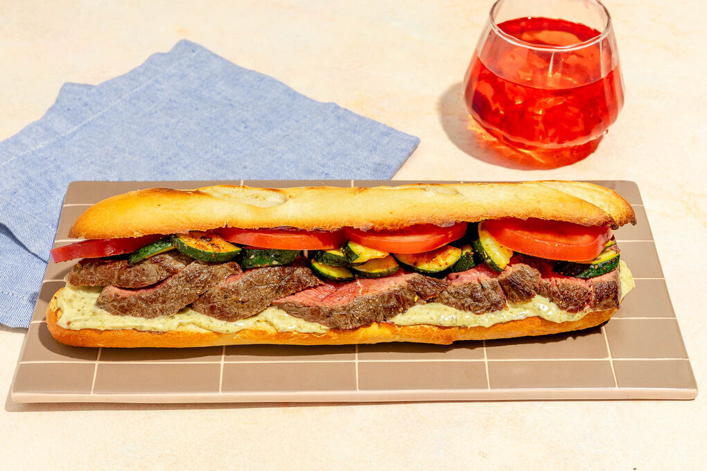 Italienisches Rindersteak-Sandwich mit Zucchini und Basilikumcreme