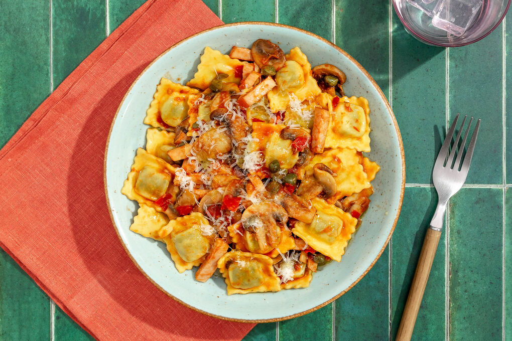 Tortelli mit geräuchertem Hähnchen in Tomaten-Pilz-Sauce mit Kapern