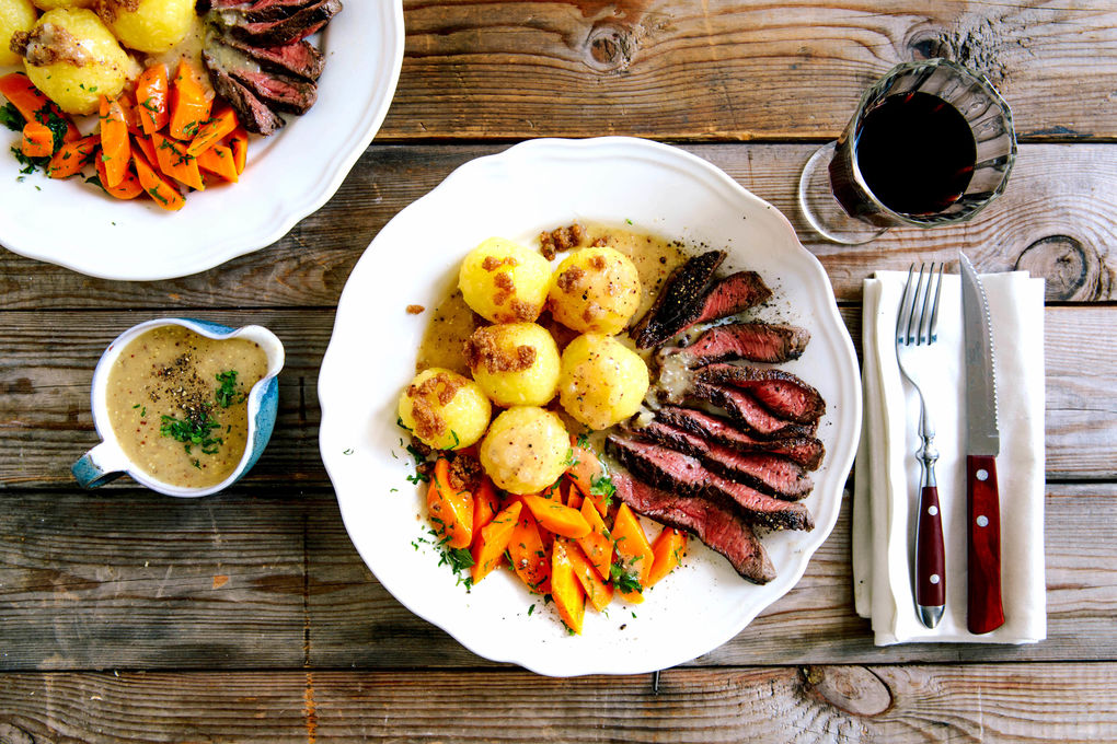 Rindersteak mit Miniklößen und zarten Petersilien-Karotten