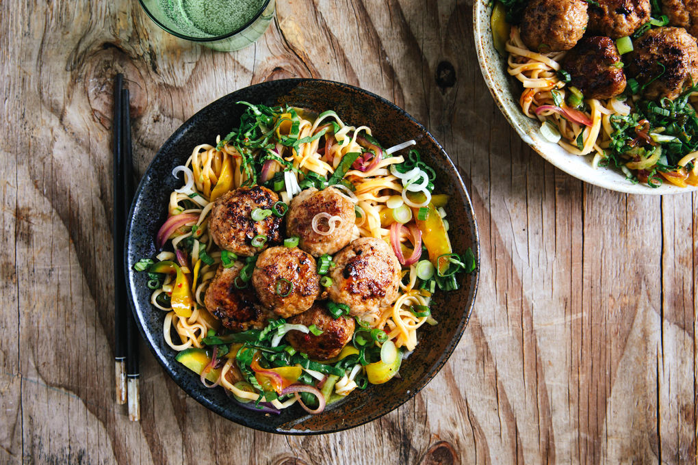 Saftige Schweinehackbällchen mit Pak-Choi-Gemüse und Nudeln