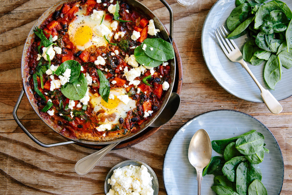 Schnelle Shakshuka mit Käse mit schwarzen Bohnen, Süßkartoffel und Ei