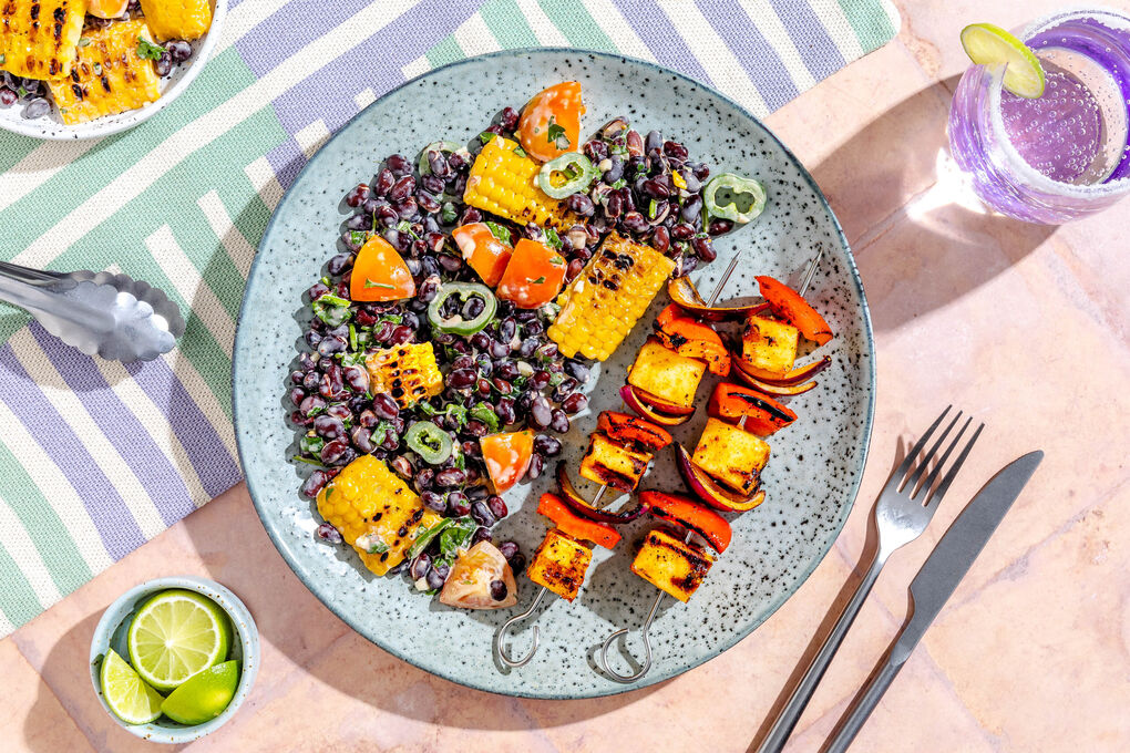 Cajun-Paneerspieße mit gegrilltem Mais und pikantem Bohnensalat