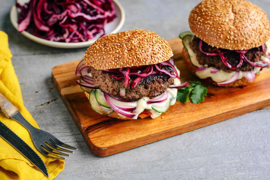 Asia-Rindfleischburger mit Koriander-Mayo und Rotkohlsalat