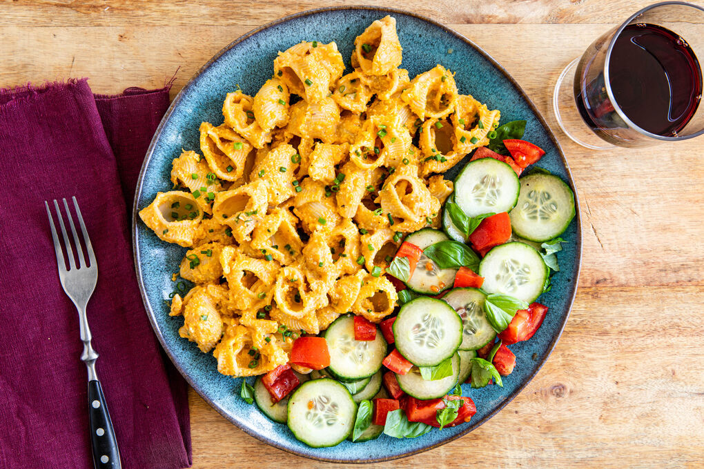 Conchiglie mit Cashew-Mais-Sauce dazu Tomaten-Gurken-Salat mit Basilikum