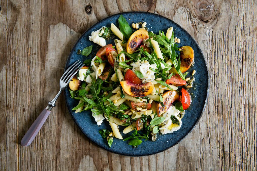 Vollkorn-Pastasalat mit Nektarine würzig-fein mit Mozzarella und Kapern
