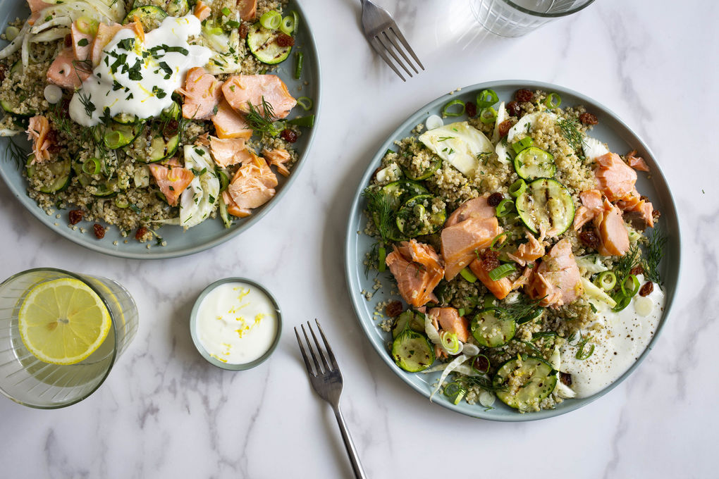 Feiner Räucherlachs mit Rosinen auf Quinoa-Fenchel-Salat mit Joghurt