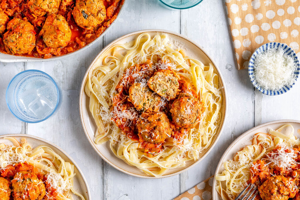 Saftige Hackbällchen auf Pasta dazu Tomatensauce mit verstecktem Gemüse