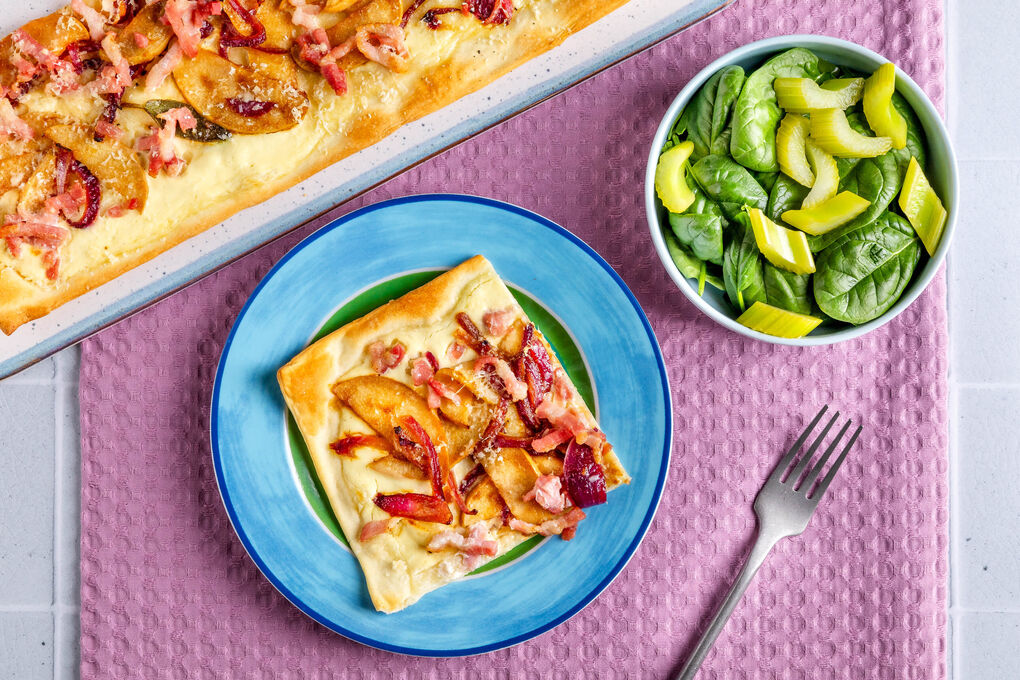 Bunter Apfel-Speck-Flammkuchen mit würzigem Sellerie-Spinat-Salat