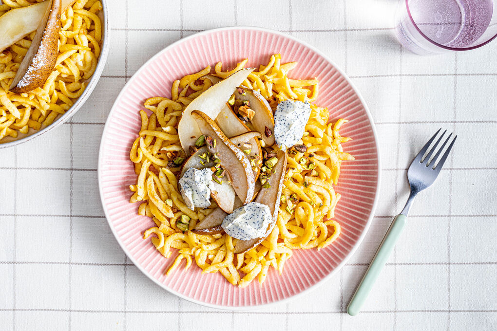 Süß-fruchtige Spätzlepfanne mit karamellisierter Birne und Mohndip