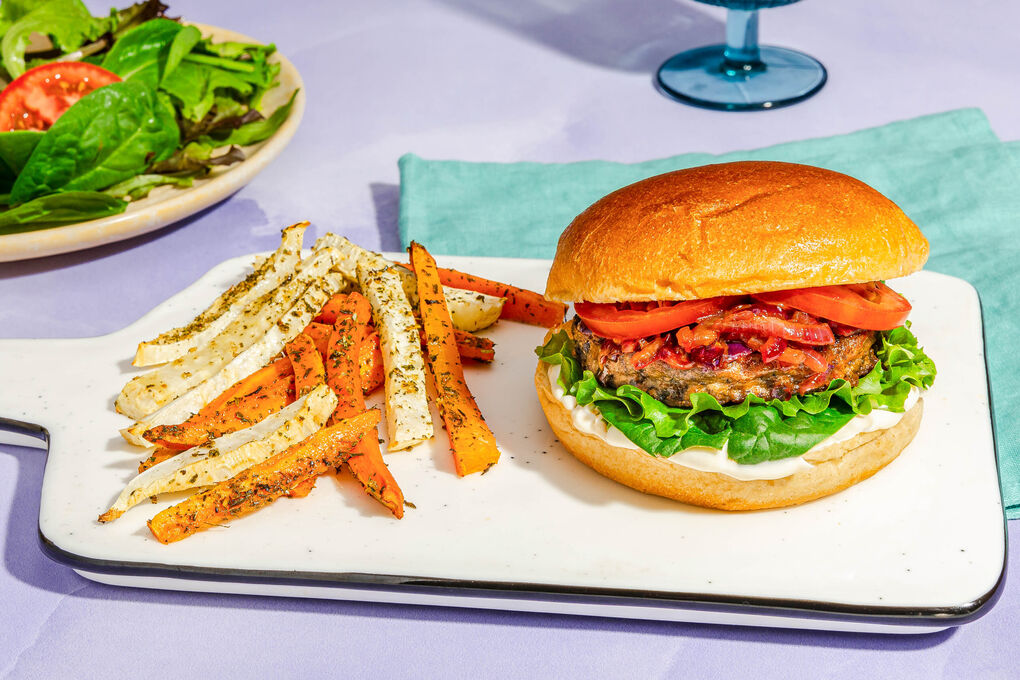 Würziger Veggie-Burger mit Chipotle-BBQ-Sauce dazu Karotten-Sellerie-Pommes