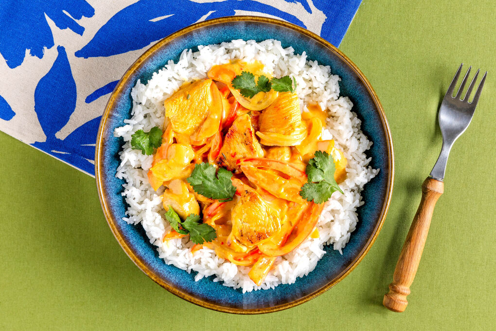 Sweet-Chili-Hähnchen Asia-Style mit cremiger Kokossauce auf Jasminreis