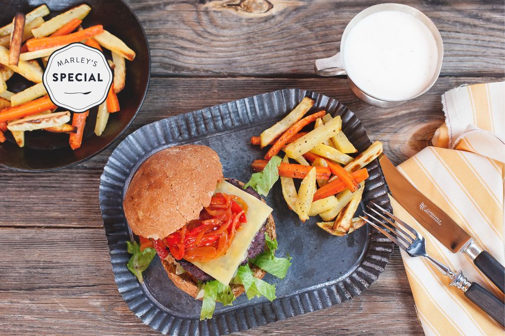 Saftiger Rindfleisch-Burger mit Paprikasalsa und Gemüse-Pommes