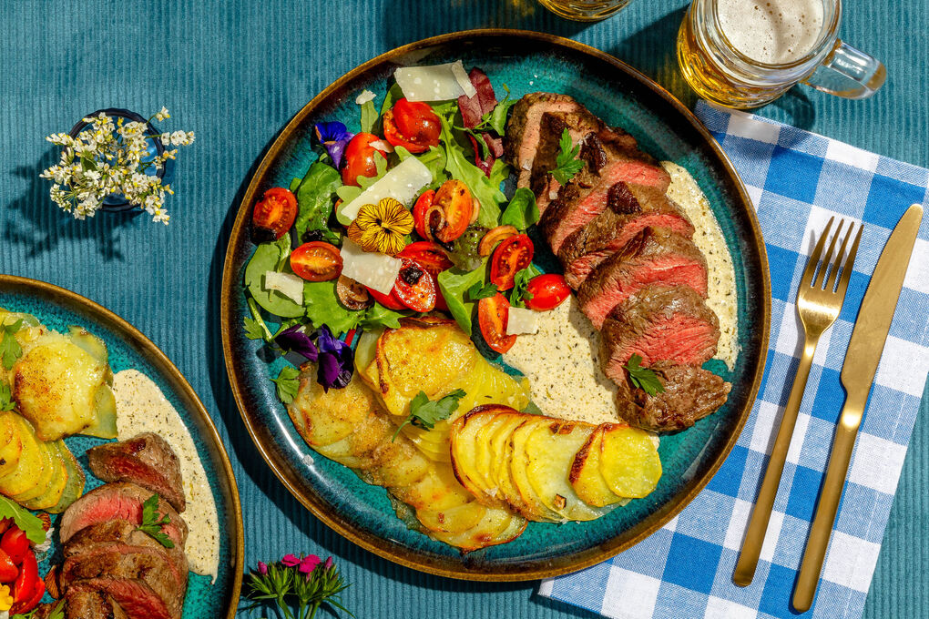 Bio-Rinderhüftsteak mit würzig-cremiger Sauce dazu gebackene Kartoffelscheiben und Salat