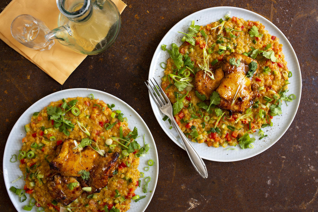 Knusprig glasiertes Hähnchen auf orientalischem Linsensalat