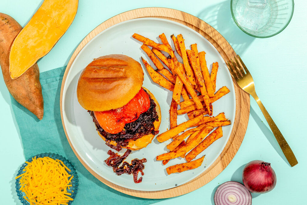 Vegetarischer Chili-Cheeseburger mit Paprika und würzigen Süßkartoffelpommes