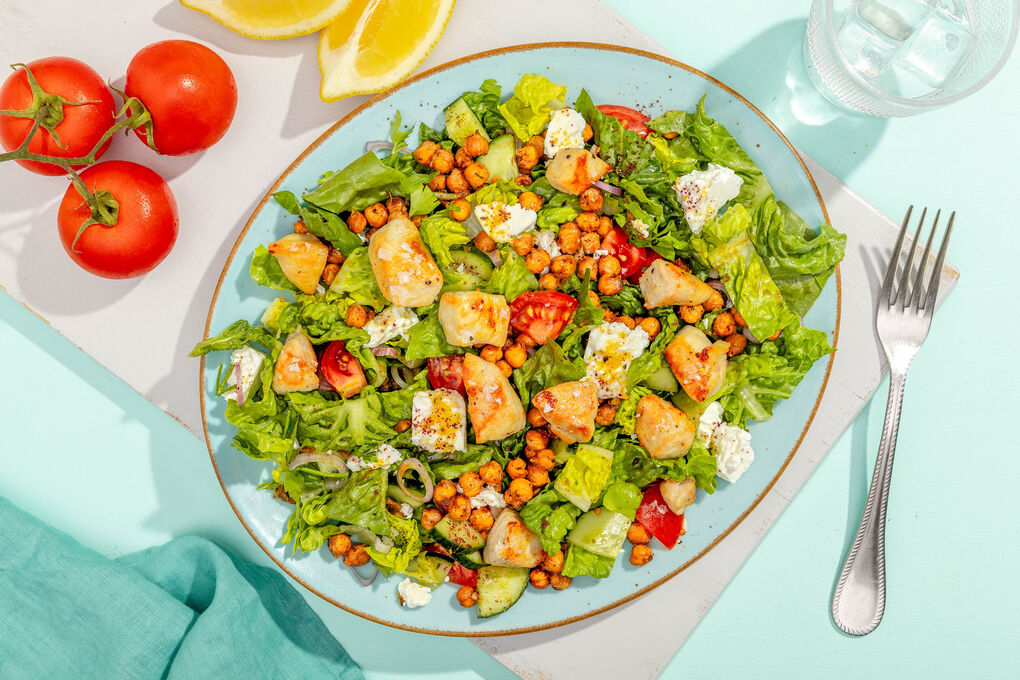 Kichererbsen-Feta-Salat mit Hähnchen mit Gurken, Tomaten und Petersilie