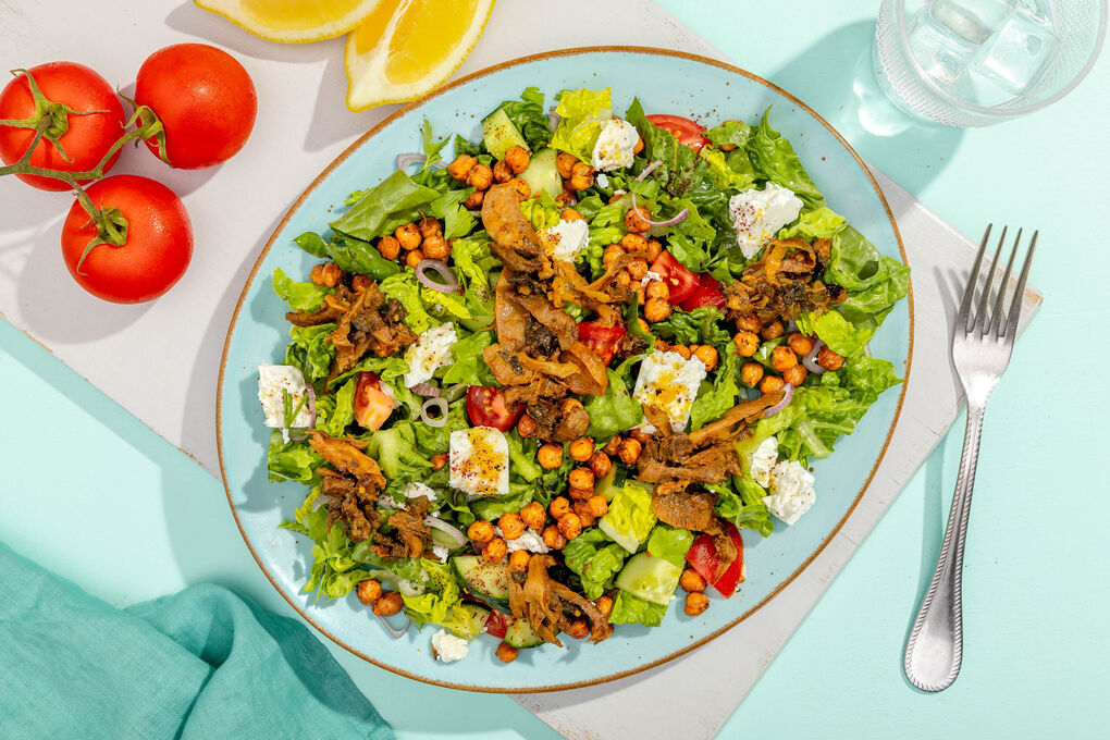 Kichererbsen-Feta-Salat mit Schawarma-Pilzen mit Gurken, Tomaten und Petersilie