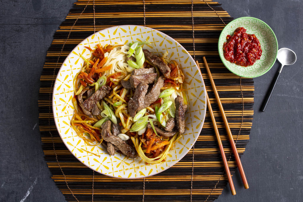 Bami Goreng mit Rindfleisch und knackigem Gemüse