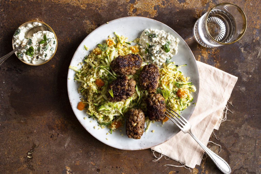 Arabische Rindfleischköfte mit Aprikosen-Bulgur-Salat und Dip