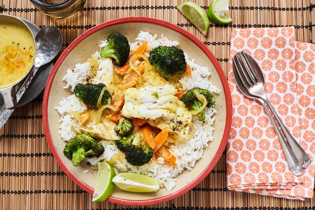 Kokosmilch-Fisch-Curry mit geröstetem Brokkoli und Reis