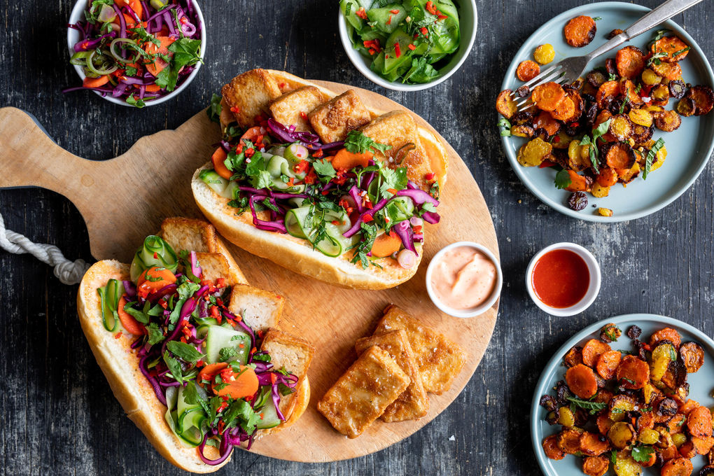 Tofusandwich Bánh-mì-Style mit buntem Salat und Ofenkarotten