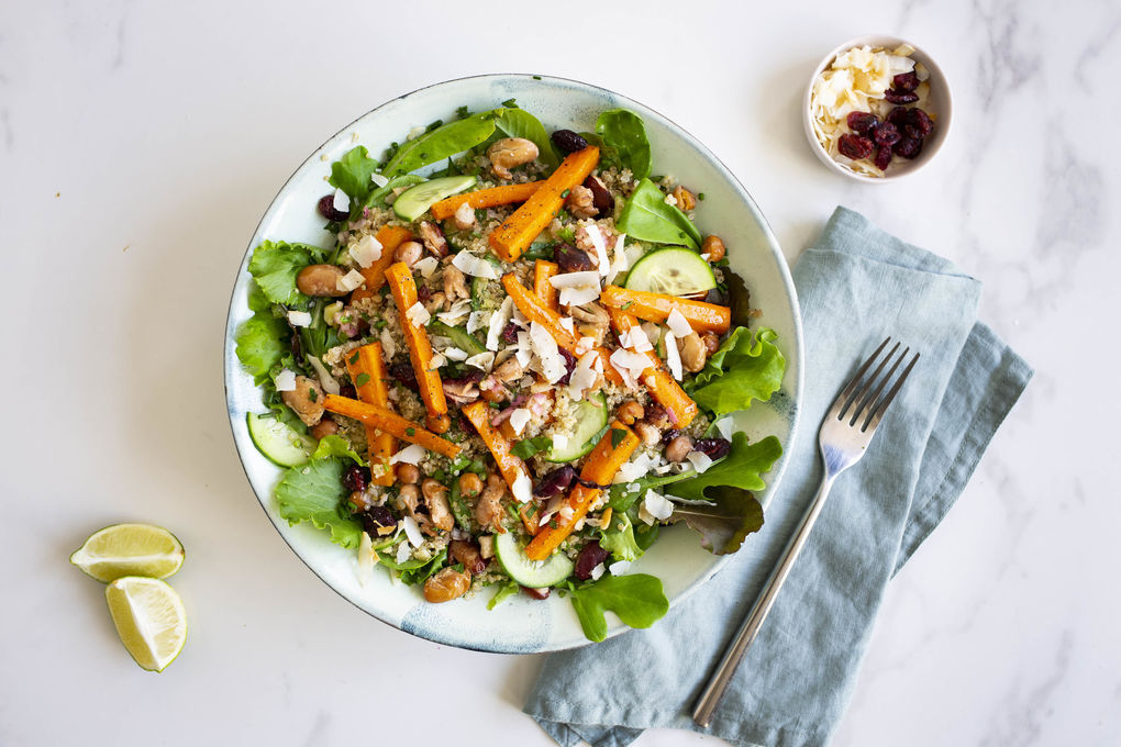 Knackiger Superfood-Salat mit Quinoa, Kokos und Cranberrys