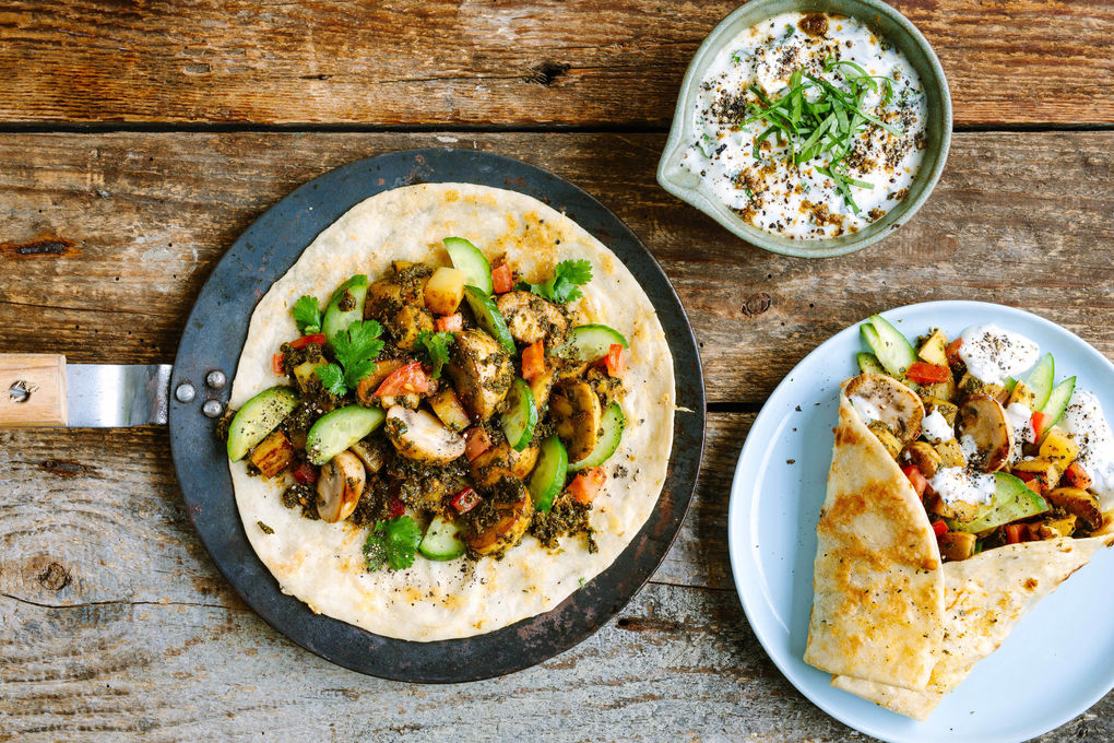 Indische Tikka-Gemüse-Wraps mit Koriander-Minz-Joghurt