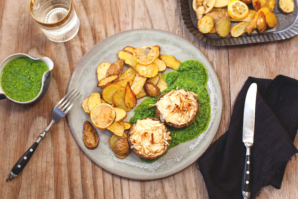 Gefüllter Mandel-Pilz mit Kartoffelchips und Petersiliensauce