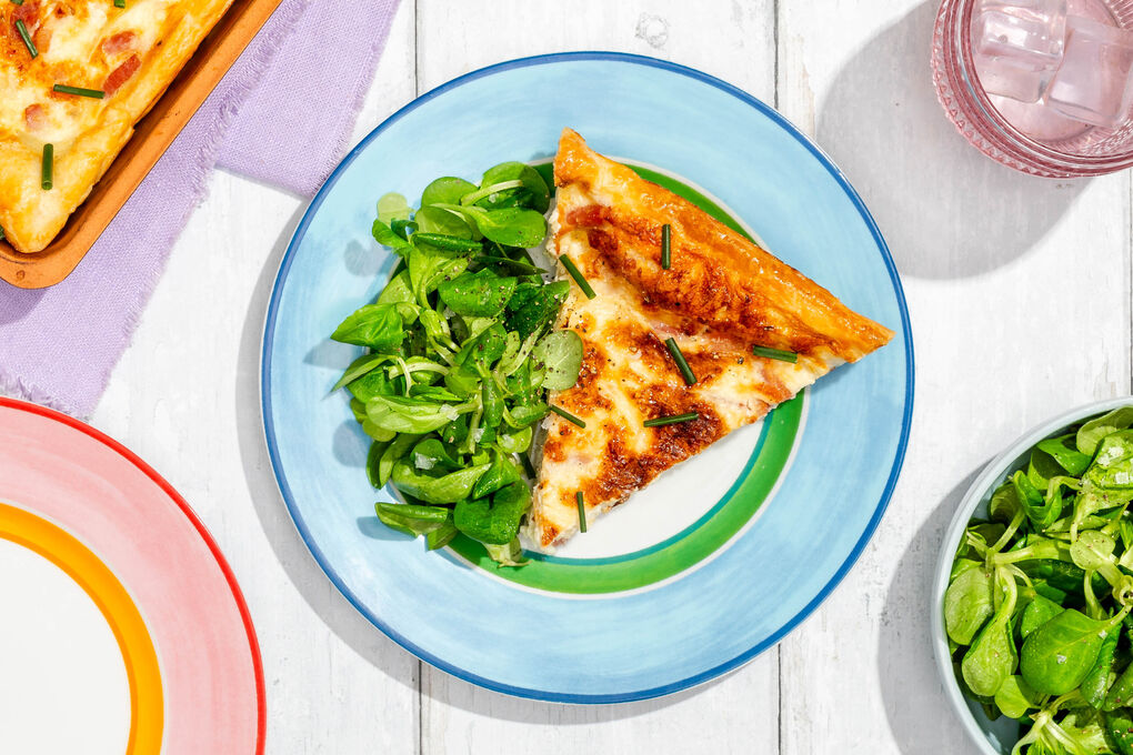 Quiche Lorraine mit Blätterteig und Salat