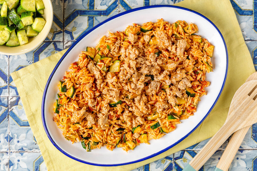 Mediterrane „Thunfisch“-Risoni mit Zucchini dazu würzig eingelegte Gurken