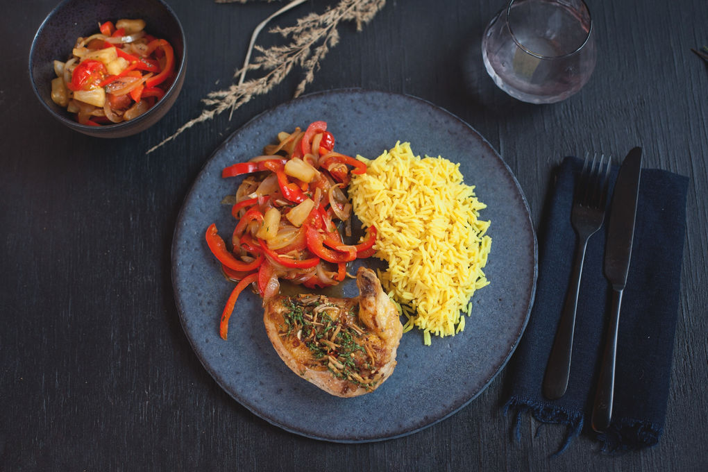 Koriander-Hühnchen mit frischem Ananas-Gemüse und Curryreis