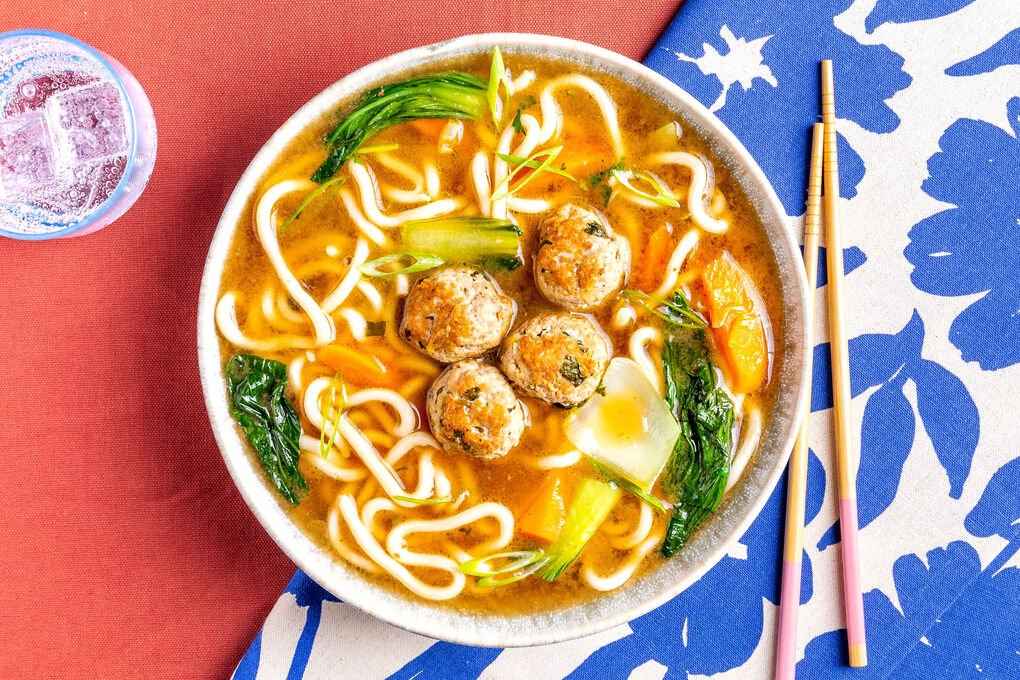 Hackbällchen-Udon-Suppe mit Karotten und Baby-Pak-Choi