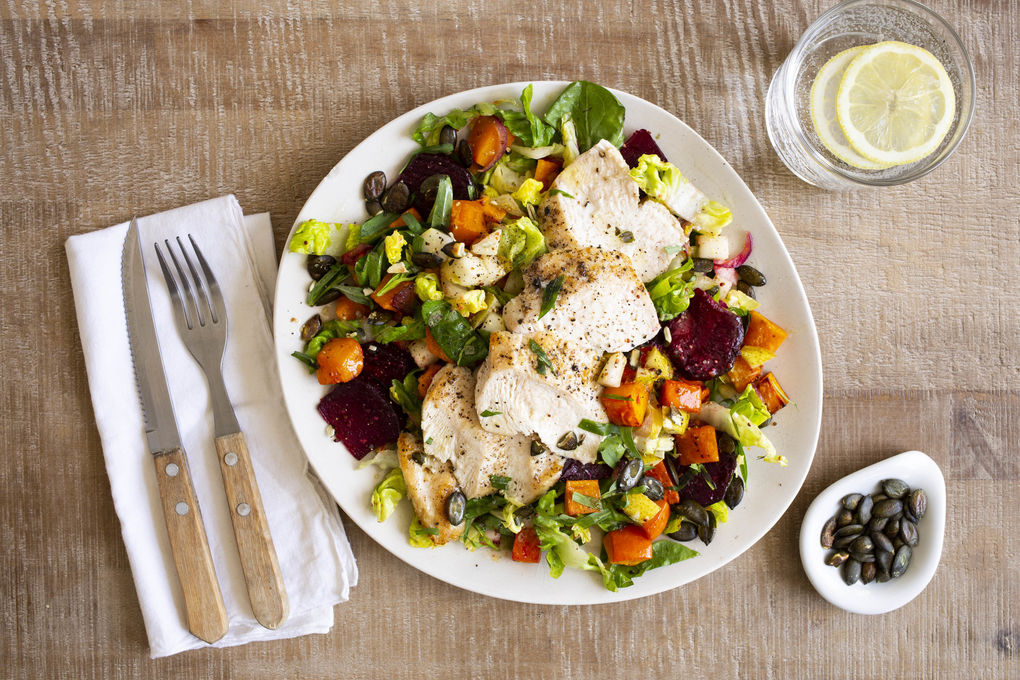 Herbstsalat mit Hähnchenbrust mit gebackenem Gemüse und Birne
