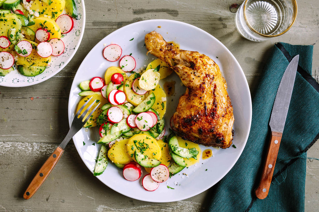 Würzige Brathähnchenschenkel mit lauwarmem Kartoffel-Gurken-Salat