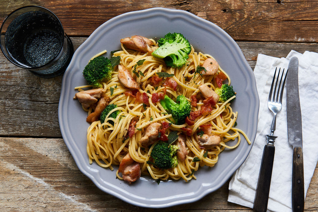 Hähnchen-Pasta alla saltimbocca mit Bacon, Salbei und Brokkoli