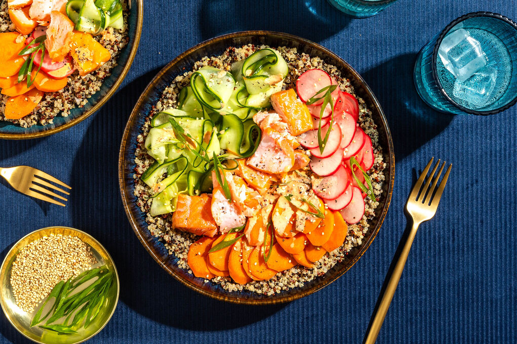 Quinoa-Bowl mit Stremellachs und eingelegtem Gemüse