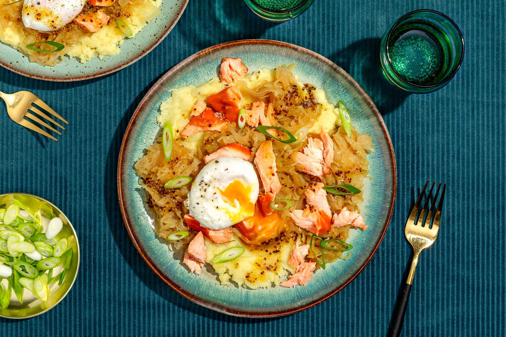 Stremellachs und pochiertes Ei auf würzigem Sauerkraut und Kartoffelstampf