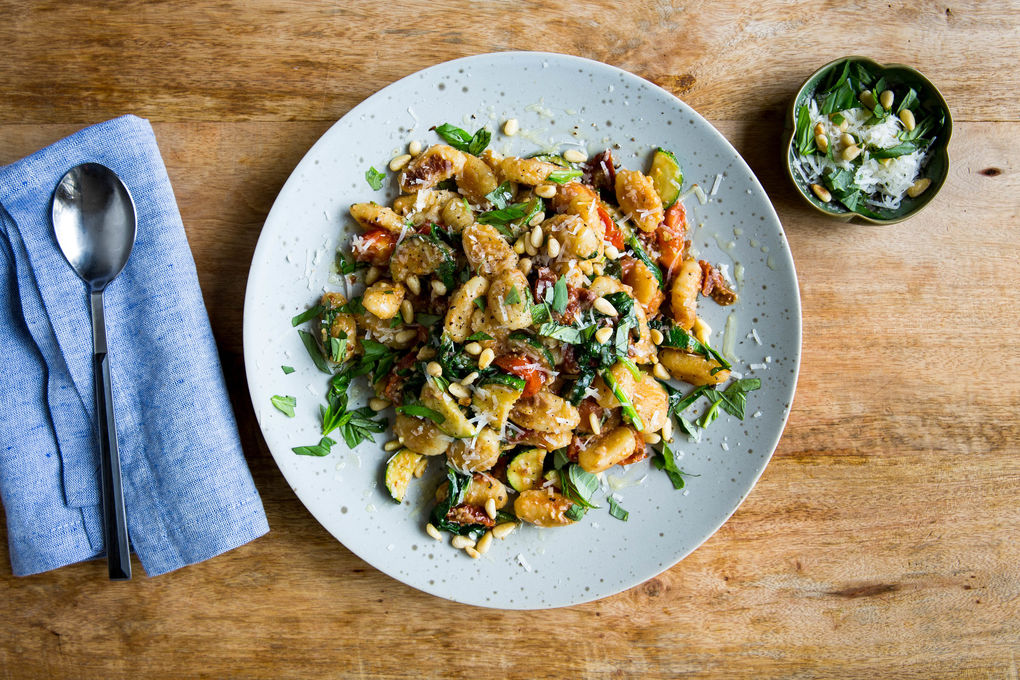 Bunte Gnocchipfanne mit Spinat mit Tomaten, Kapern und Pinienkernen