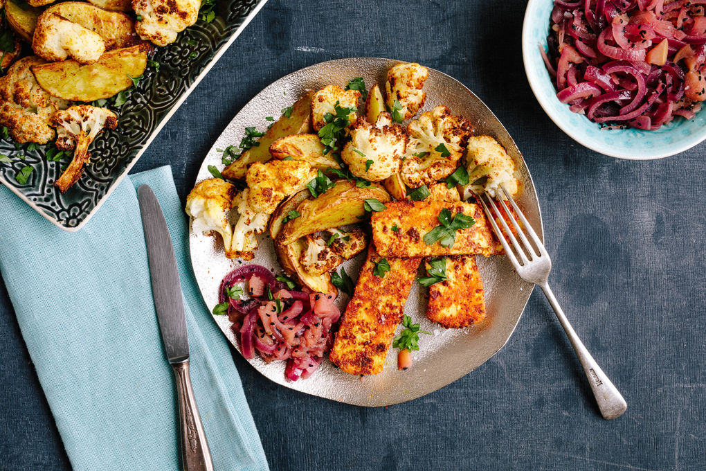 Knuspriger Halloumi mit Chutney und indischem Ofengemüse
