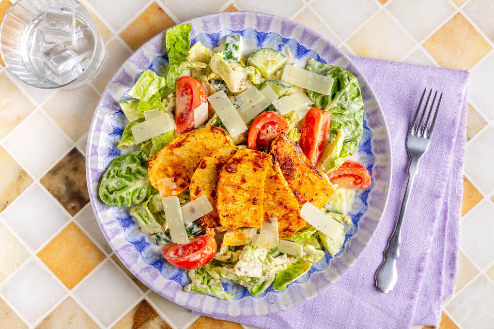 Knollensellerie Buffalo-Style auf Gurken-Tomaten-Salat mit Dressing & Käse