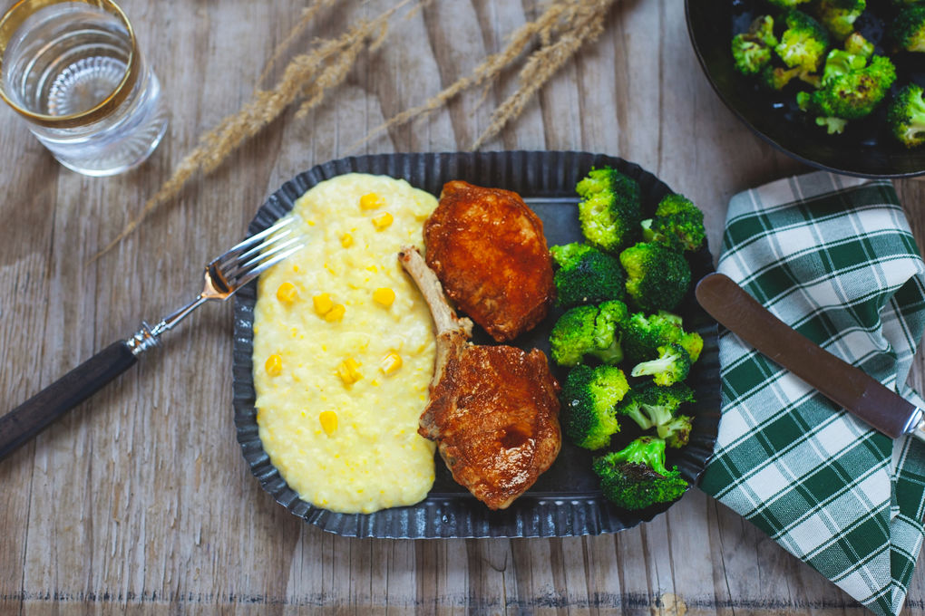 Saftiges Schweinekotelett mit BBQ-Sirup, Maispüree und geröstetem