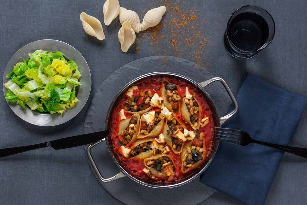 Überbackene und mit Gemüse gefüllte Conchiglioni und Romanasalat