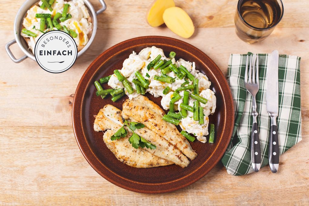 Zartes Schollenfilet mit cremi gem Kartoffelsalat und grünen Bohnen