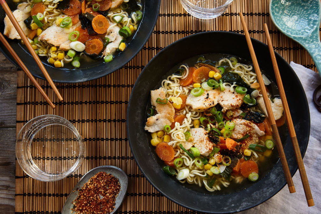 Japanische Ramen-Suppe mit Hähnchen und Algen