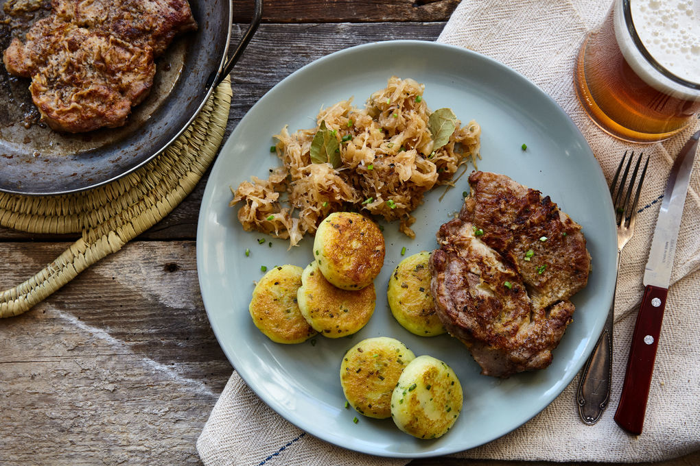 Krosser Schweinenacken mit Sauerkraut und Kartoffeltalern