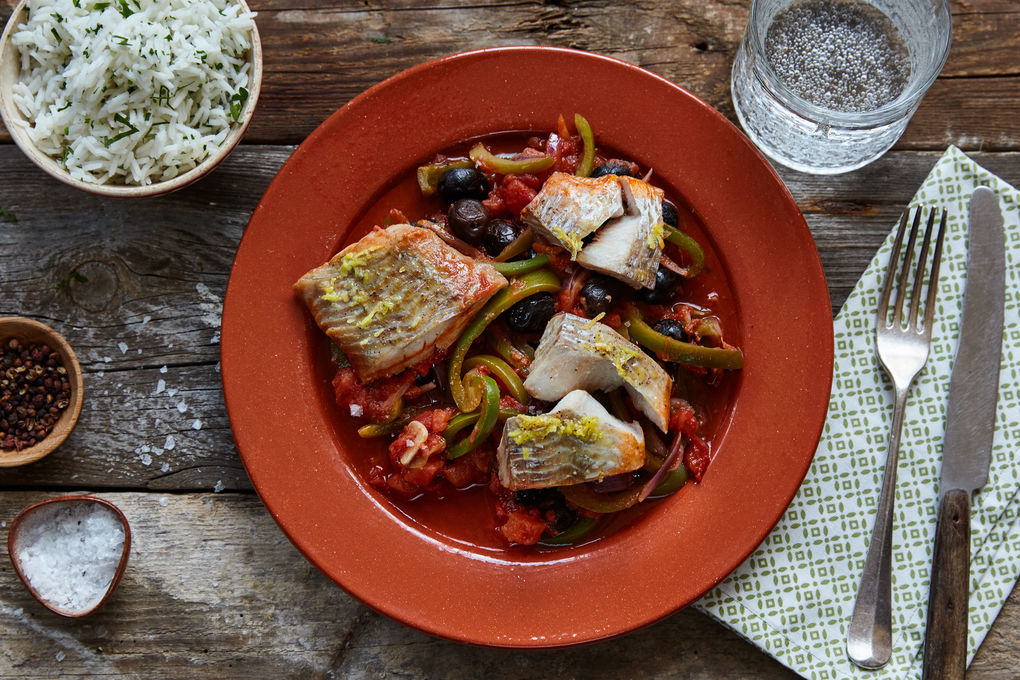 Würzige Seelachs-Tajine mit Oliven und Petersilienreis